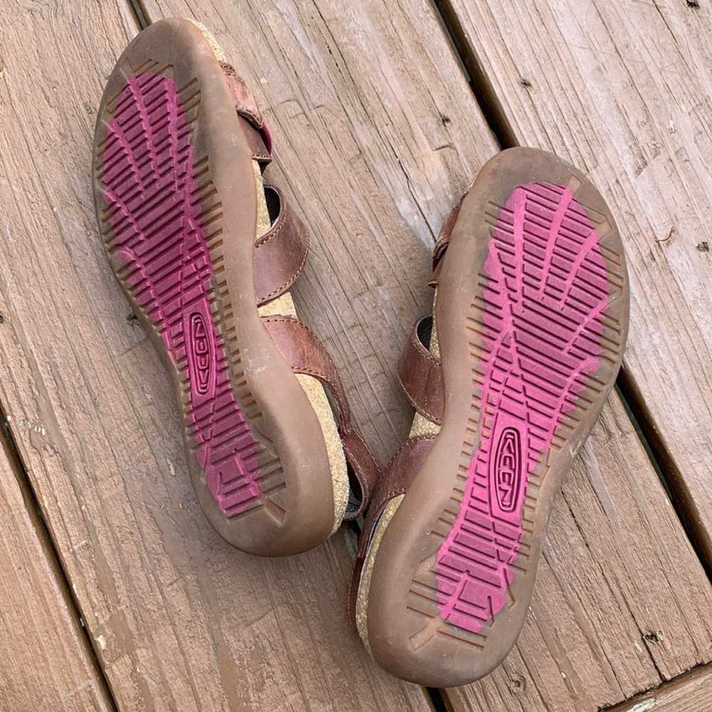 Keen leather sling back sandals with maroon detail. - Picture 4 of 10